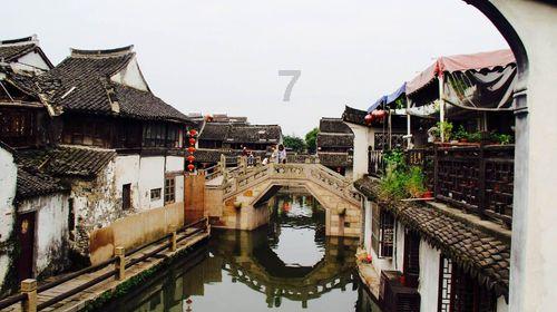 如果有一个男的给你发毕业以后也要常回来看你，而且是匿名的是什么意思？游戏画面